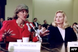 Сибил Шепърд (вдясно) заедно с Патрисия Шрьодер от Камарата на представителите на Конгреса на САЩ по време на изслушване за лекарство, изписвано за аборт, 28 юли 1992 г.