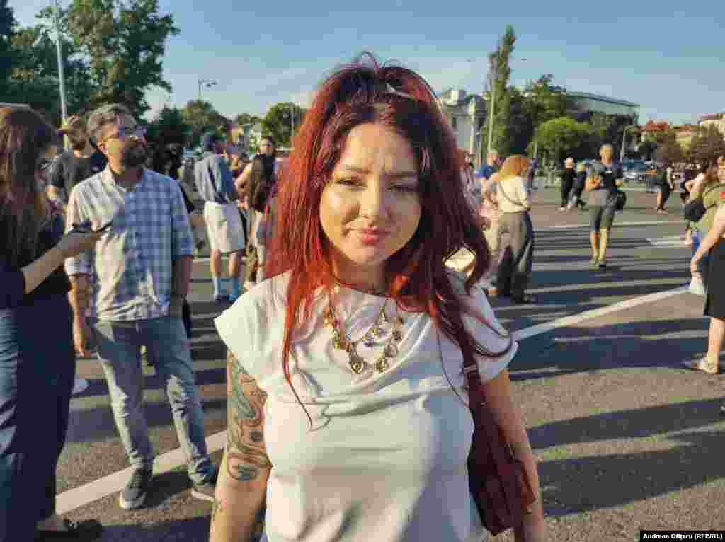 "Дойдохме, защото натрупаното недоволство е голямо", каза пред Радио Свободна Европа 32-годишната Авин Арабо. Според нея твърде много жени са жертви на домашно насилие и румънските граждани искат институциите да обръщат повече внимание на подобни случаи.