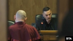 Съдия Стоян Михов (вдясно)