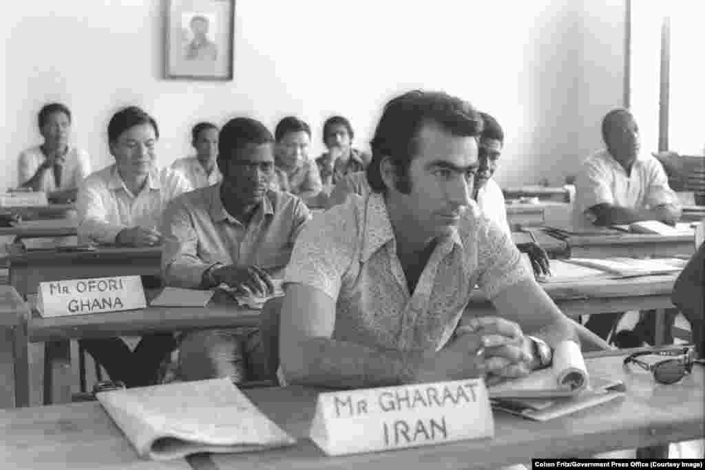 Мъже от Близкия изток и Африка слушат лекция за земеделие в Бейт Берл, северно от Тел Авив, през 1971 г.