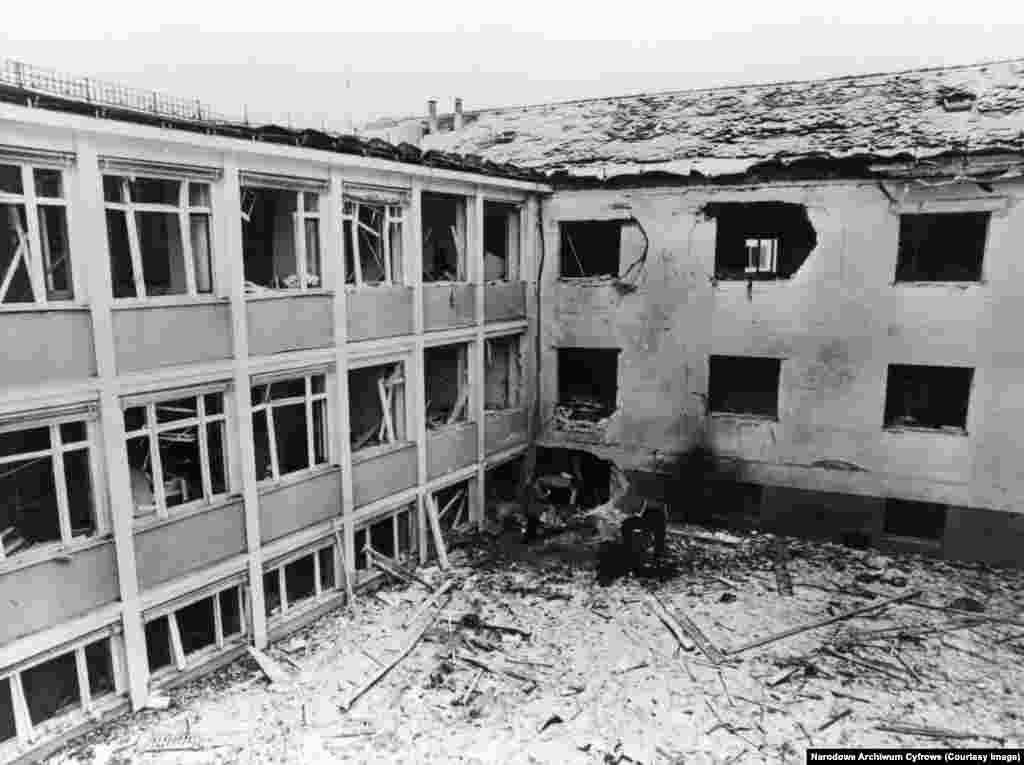 Последиците от бомбен взрив в центрaлата на RFE/RL в Мюнхен през 1981 г. За Ефикасността на RFE/RL свидетелстват множество атаки над централата и журналистите от медията. През 1981 г. взрив на бомба,за които се съобщава, че е платен от румънския комунистически лидер Николае Чаушеску, и е организиран от Илич Рамирез Санчез, известният венецуелски марксист познат под прозвището „Карлос Чакала“, унищожава част от централата в Мюнхен и ранява няколко души в нея.