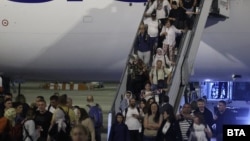 Пътниците на специалния полет от Египет за България слизат на летище "Васил Левски". Общо 148 души бяха авакуирани от Тел Авив до египетския град Шарм ел Шейх, за да отлетят за София.