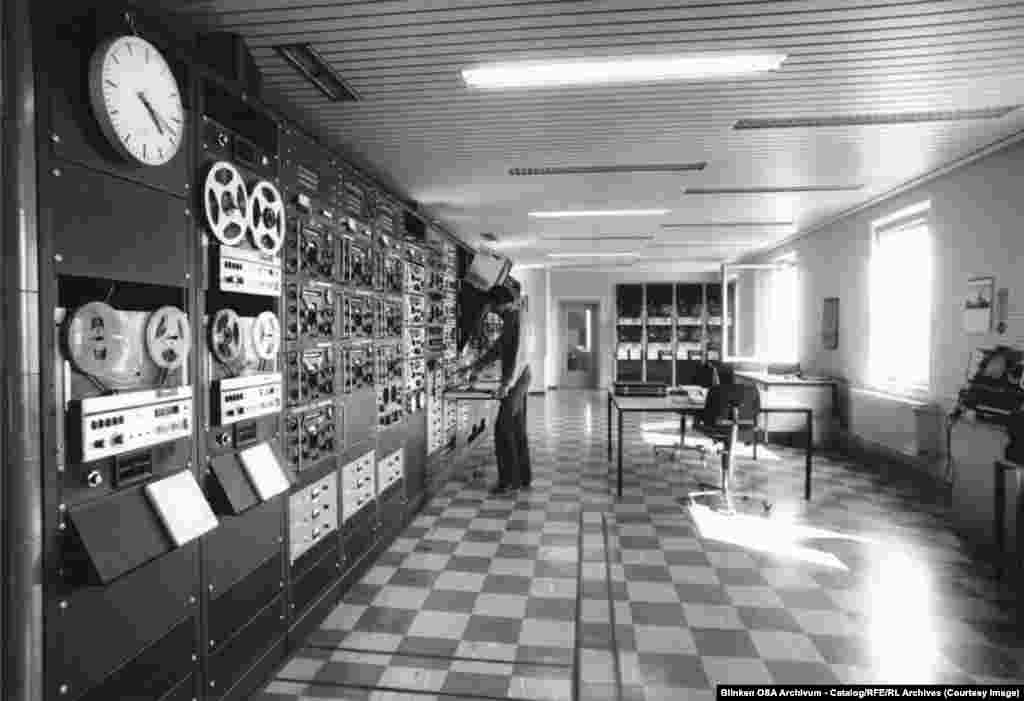 Залата, в която записите за комунистическите държави се подготвят и редактират от екиша на радиото.RFE и RL се сливат официално в Радио Свободна Европа/Радио Свобода (RFE/RL) през 1976 г.
