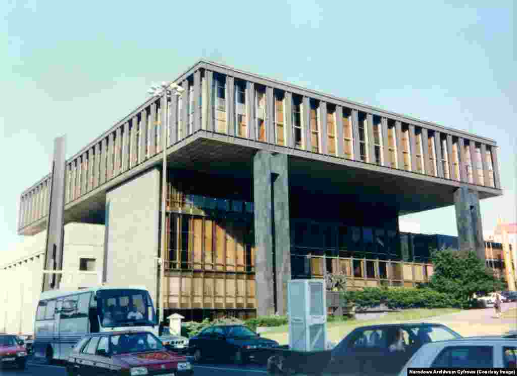 Сградата в центъра на Прага, която служи за централа на RFE/RL.През 1995 г. RFE/RL се мести в Прага, където президентът на Чехия Вацлав Хавел е предложил на медията да използва бившата сграда на комунистическия парламент срещу символична сума. През 2009 г. радиото се мести в нова, изградена за целта сграда, извън центъра на Прага.