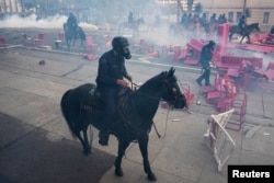 Полицията разпръсква демонстранти, които са блокирали улица в Лос Анджелис.