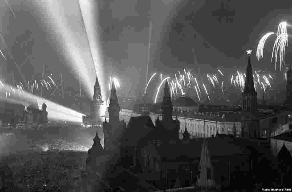 Московският Червен площад е пълен с хора, когато фойерверки са изстреляни около Кремъл. Пред руски медии очевидец по-късно казва: "Непознати се целуваха. Не си спомням да съм виждал някога такова единство между хората, както беше на 9 май 1945 г.; всички бяхме едно цяло - руснаци, татари, узбеки и грузинци - обединени, както никога до този момент."