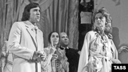 Владимир Висоцки (вляво) и Алла Демидова в легендарния спектакъл на московския Театър на Таганка "Вишнева градина". Премиерата е през лятото на 1975 г.