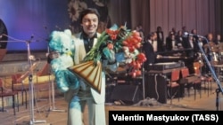 Чехословашкият певец Карел Гот по време на концерт в Москва през 1980 г.