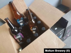 Кашоните на пивоварна "Мелтум" с асортимента им от бири през пролетта.