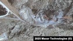 Щети, наблюдавани на входовете на тунели в съоръжението в Керманшах, Западен Иран. Смята се, че на мястото се намира иранска ракетна база.