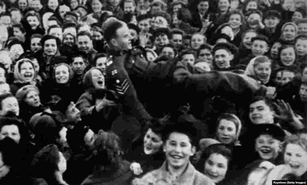 Британски сержант е подхвърлян във въздуха от тълпа от младежи в Москва. Съветският съюз празнува ден след антихитлеристката коалиция, защото на 8 май Сталин изисква от германското военно командване да подпише и втори документ за капитулация. Заради часовата разлика това второ подписване става факт в малките часове на следващия ден по московско време.