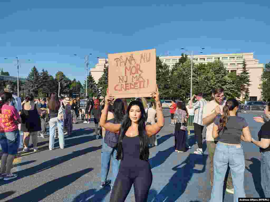 Жена държи плакат с надпис на румънски, който гласи "Няма да ми повярвате, докато не умра".Исканията на протестиращите включват по-голяма защита за жените, класифициране на убийството на жена като отделно престъпление (фемицид) и задължително обучение за полицаи и съдии по въпроса за насилие, основано на пола.