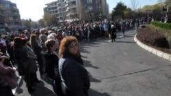 Протестът в подкрепа на Димитров бе организиран от Инициативния комитет, издигнал го за четвърти мандат