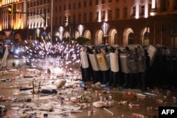 В 56-ия ден на протести се стигна до сблъсъци между полиция и протестиращи. Над 100 души бяха арестувани.