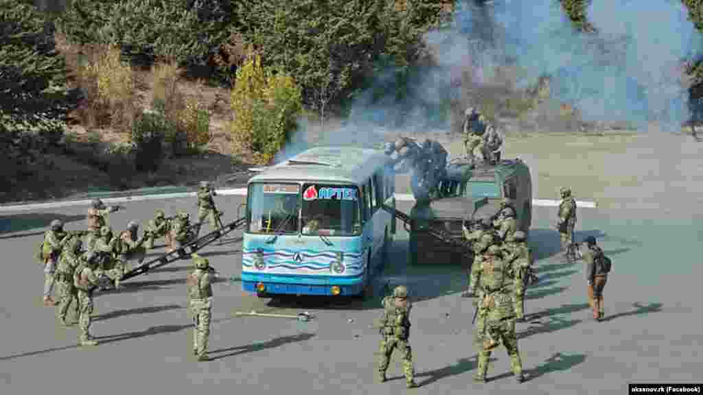 Тренировка на руски специални сили, симулираща ситуация с вземане на заложници, проведена на територията на лагера „Артек“ през октомври 2019 г. От анексията на Крим през 2014 г. около 95% от посетителите на лагера са от Русия, въпреки че мястото е посрещало и международни гости - като децата на бившия президент на Сирия Башар ал-Асад - приятел на режима на Владимир Путин.