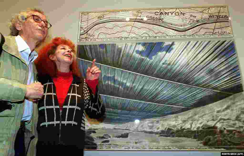 Кристо и съпругата му Жан-Клод обсъждат скица на техния проект, озаглавен &quot;Над реката: проект за река Арканзас, Колорадо&quot;, през януари 2002 в Националната галерия във Вашингтон.