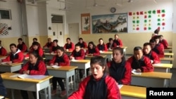 Клас в един от центровете за професионално обучение в Синцзян, Китай