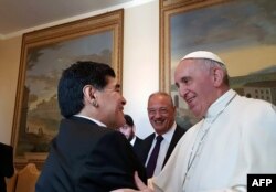 Среща на папа Франциск с аржентинския футболист Диего Марадона, който почина през 2020 г.