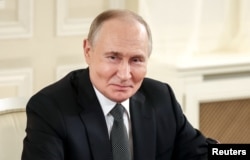 Руският президент Владимир Путин по време на среща в кулоарите на Международния икономически форум в Санкт Петербург, 18 юни 2025 г.