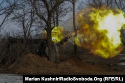 Украински артилерийски екипаж стреля със самоходна гаубица „Паладин“ край Часив Яр през февруари.