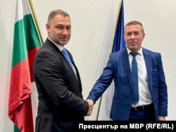 Главният секретар на МВР Мирослав Рашков (вдясно) представя новия директор на ГДБОП Боян Раев, 29 май 2025 г.