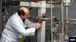 Инспектор от Международната агенция за атомна енергия проверява процеса на обогатяване в завода за обогатяване на уран в Натанз, 20 януари 2014 г. 