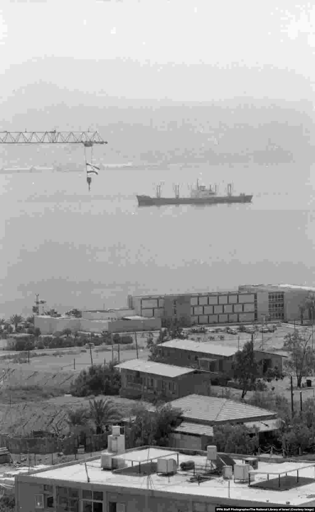 Ирански танкер с гориво пристига в израелско пристанище през 1975 г. След Шестдневната война през 1967 г. враждебността на арабите към Израел и неговите съюзници доведе до международна петролна криза. Иранският петрол осигури спасителен пояс за Израел по това време.