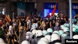 Полицейски части за борба с безредиците разпръснаха със сила антиправителствен протест в сръбската столица Белград, 28 юни 2025 г.