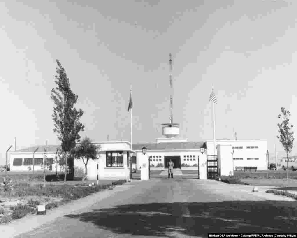 Основната станция за трансмисии на RFE в Глория, която се намира край Лисабон, Португалия.RFE и RL използват мощни късовълнови предаватели в Германия, Испания и Португалия, които им позволяват да осъществяват предавания в Източна Европа и СССР. RL има и инсталация в Тайван, която позволява на сигнала да достига до най-отдалечените точки в Сибир.