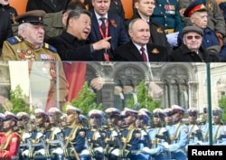 Руският президент Владимир Путин и китайският му колега Си Дзинпин присъстват на военния парад в Москва.