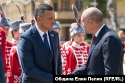 Кметът на Елин пелин Ивайло Симеонов (вляво) и президентът Румен Радев на събитие на детския гвардейски отряд на града, 16 април 2025 г.