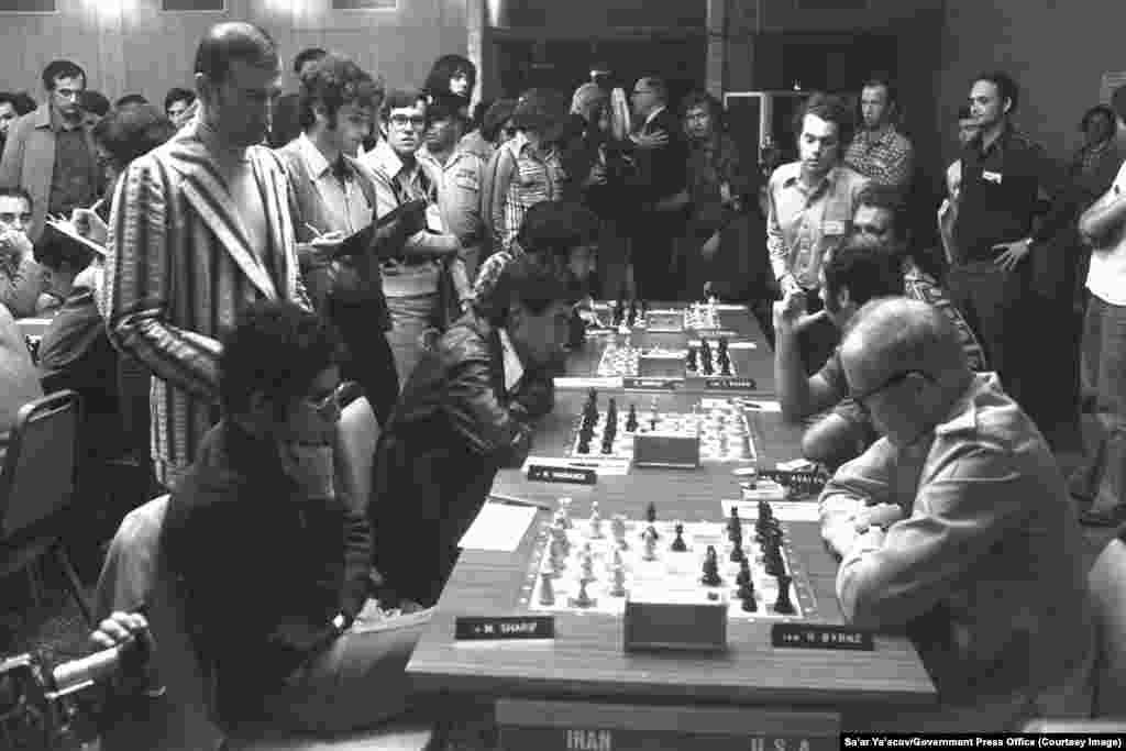 Иранският шахматен отбор (вляво) играе срещу американския отбор по време на Световната шахматна олимпиада в Хайфа, Израел, през 1976 г.