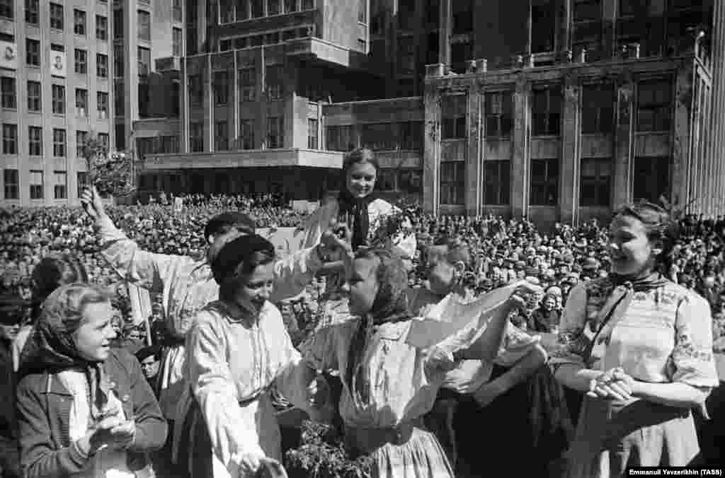 Белоруси празнуват победата в центъра на Минск. Повече от 1/4 от цялата популация на Беларус загива по време на Втората световна война.