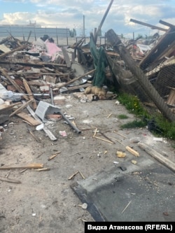 Куче лежи в двора на разрушения си дом, 22 април 2025 г.