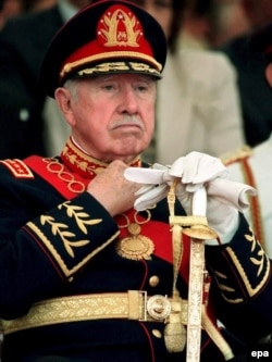 Аугусто Пиночет в деня, в който сдава поста си начело на чилийската армия през 1998 г.- осем години, след като режимът му пада от власт.