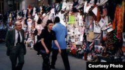 Импровизиран мемориал на жертвите близо до мястото на нападението, ноември 2001 г.