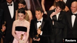 Марк Ейделщейн, Юра Борисов и Майки Мадисън на сцената на "Оскарите" с режисьора Шон Бейкър