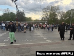 Жители на "Захарна фабрика" блокират кръстовището на входа на Западен парк в знак на протест срещу живеещите в квартала роми, 22 април 2025 г.