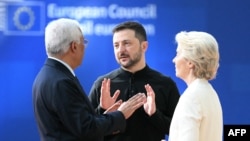 Украинският президент Володимир Зеленски (в средата) говори с председателите на Европейския съвет Антониу Коща и на Европейската комисия Урсула фон дер Лайен в централата на ЕС в Брюксел, 6 март 2025 г.