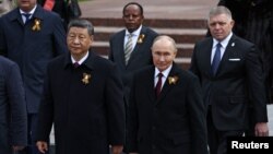 Си Дзинпин, Владимир Путин и Роберт Фицо на 9 май в Москва