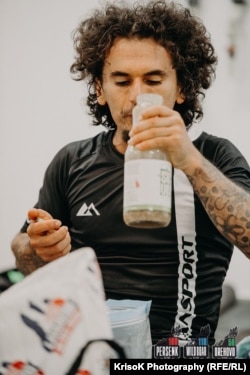 Ултрамаратонецът поддържа форма със здравословни растителни смутита