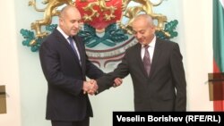 Президентът Румен Радев и служебният премиер Гълъб Донев по време на церемонията по встъпване в длъжност на служебния кабинет.