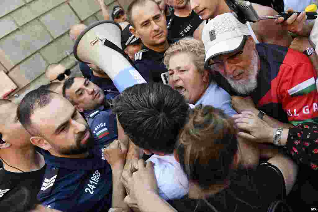 Протест за запазване на българския лев, организиран от партия „Възраждане” се проведе пред сградата на Народното събрание в столицата.