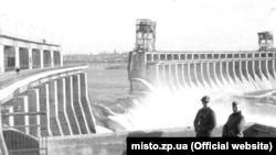 18 август 1941 г., след пробива на германските войски язовирът Днипрогрес на река Днепър в Запорожие е миниран и взривен.