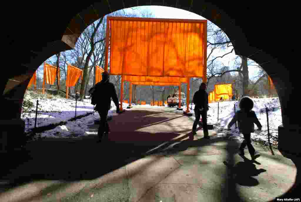 Посетители се разхождат сред &quot;Портите&quot; в Сентръл парк през 2005 г.