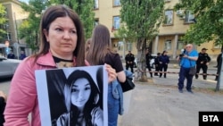 Жена държи снимката на 18-годишната Магдалена, за чието убийство беше обвинен неин 17-годишен съученик. Случаят предизвика протести в Хасково заради реакцията на полицията, която твърдеше, че момичето просто е избягало от вкъщи.