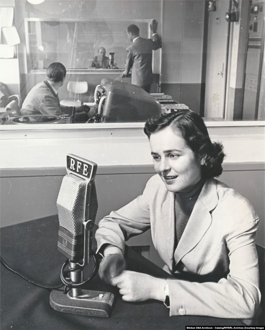 Водеща от Унгария в централата на Радио Свободна Европа (RFE) в Мюнхен, Германия през 1955 г.Радиото, финансирано от САЩ, започва излъчвания 5 години по-рано – на 4 юли 1950 г.