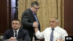 Младен Маринов (вляво), Сотир Цацаров и Бойко Борисов още миналата седмица изразиха сериозни резерви към преценката на съда