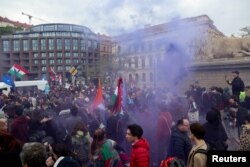 По време на гласуването пред парламента се проведе протест, разпръснат от полицията, 14 април 2025 г.
