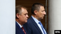 Временно изпълняващият функциите на председател на Върховния административен съд Георги Чолаков (вляво) и и.ф. главен прокурор Борислав Сарафов в Народното събрание, 19 юни 2024 г.